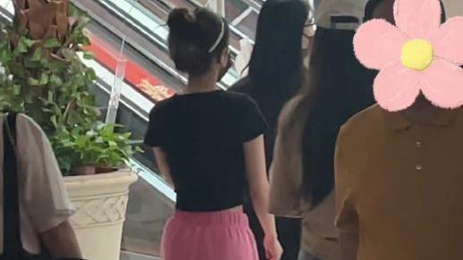 |杨幂《花少》上班路透，戴发箍配丸子头，身材纤细小蛮腰抢镜