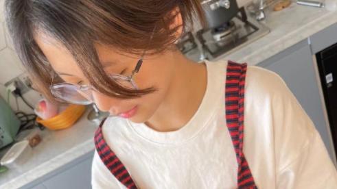 翁虹|翁虹14岁女儿穿白纱裙拍写真，美貌气质不输妈妈，超有明星范