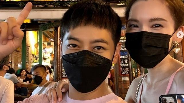 林志颖|林志颖带妻儿旅行，一家五口手牵手嬉戏，Kimi和爸爸背影分不清