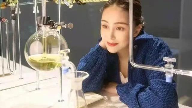 穿衣搭配 昆凌怀三胎状态真好，穿宽松衬衣孕肚明显，扎马尾辫小脸依旧精致