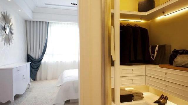 楼上邻居把卫生间改成衣帽间，今天哭着来找我，要赔偿我500元