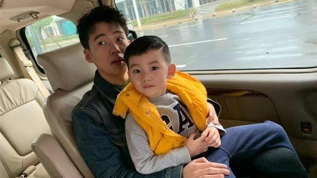 张云雷|郭麒麟徒弟与张云雷同框合影，网友喊话辫哥哥，回家营业可好