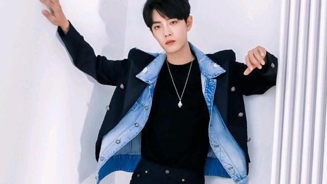 肖战|国际媒体报道肖战深夜玩雪，还透露新剧正在拍摄，是有童趣的男孩