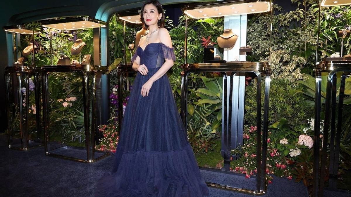 贾静雯|被贾静雯惊艳了！一袭露肩纱裙高贵又妩媚，47岁这状态真令人羡慕