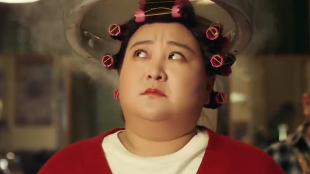 贾玲|《王牌对王牌》第七季回归，贾玲包租婆造型逗笑，关晓彤肩膀壮实