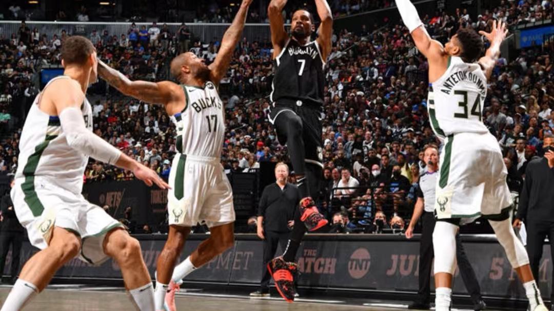 查尔斯·巴克利|21世纪NBA仅有6位超巨：邓肯巅峰硬刚鲨鱼科比，字母哥还不够格