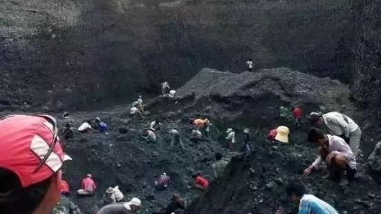 翡翠|翡翠原石的开采过程，你们了解吗