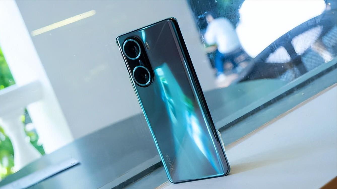 荣耀|六月必买三款神机推荐 款式虽旧但设计依旧好看且性能强 价格也最低