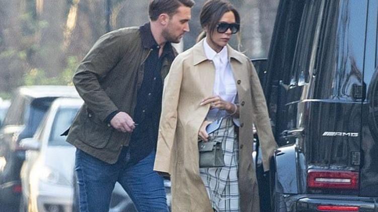 维多利亚·贝克汉姆|贝克汉姆46岁娇妻冬天也光腿，摆出“钢铁脸”，高大保镖贴身呵护