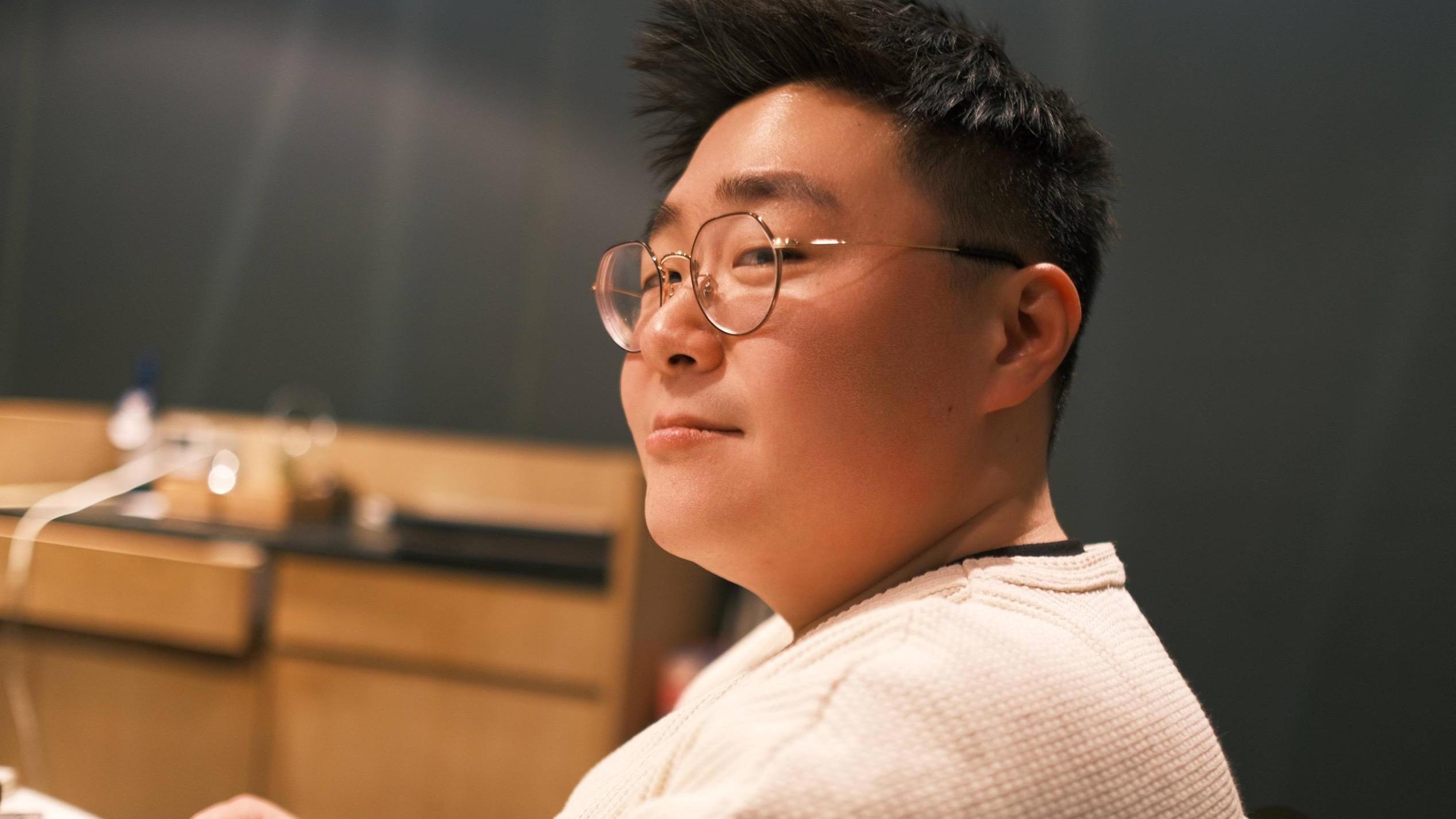 汪小菲|郝劭文单膝跪地向女友求婚，婚戒不足万元，女友纤瘦短发像男孩子