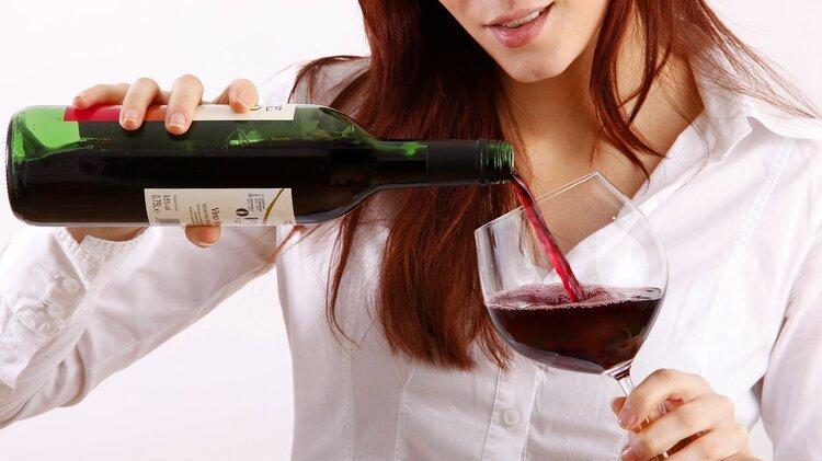 营养不良|53岁女子坚持每天喝一杯红酒，软化血管，半年后健康状况如何？