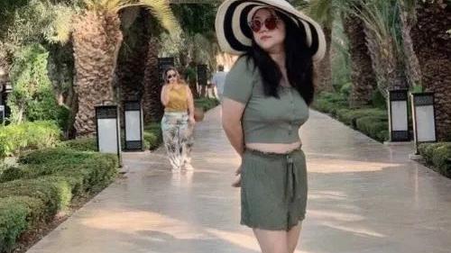 杨天真|杨天真蜡像落成，这气质身材简直复制粘贴，那小眼睛不能再逼真了