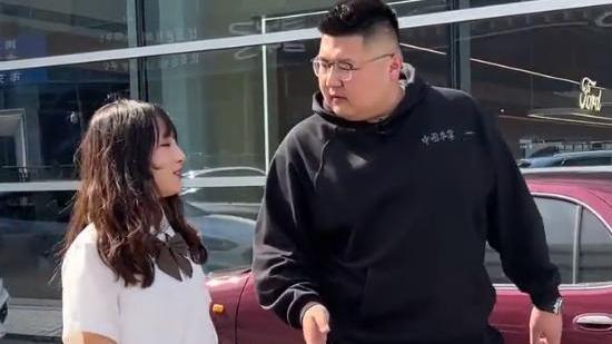 |网红猴哥陷离婚争议，妻子回应尽显无奈，猴哥却和JK美女相聊甚欢