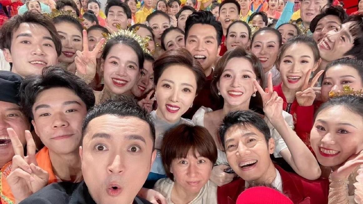 尼格买提|央视主播尼格买提晒健身照，为去黑眼圈而刮痧，在春晚前恢复容貌