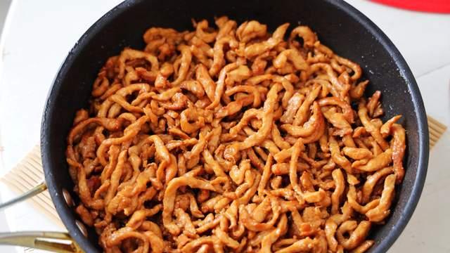 食材|炒啥菜都能搭配的万能鸡肉丝，简单几步，口感超鲜嫩，一定要试试