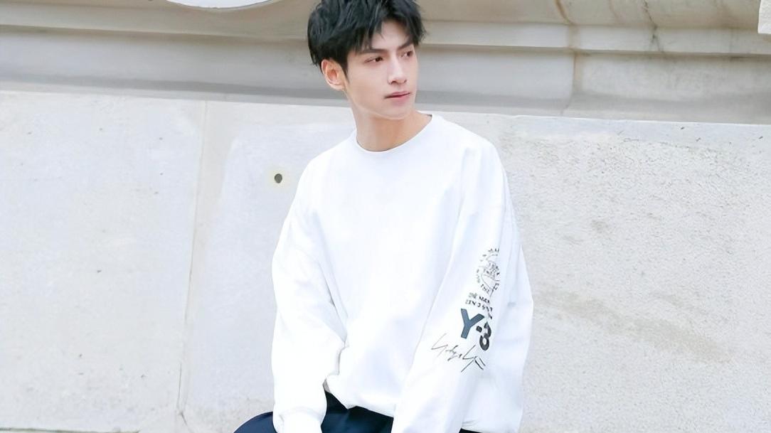 罗云熙|单看脸惊艳帅气，一看全身就秒垮掉，被身高害惨的男星