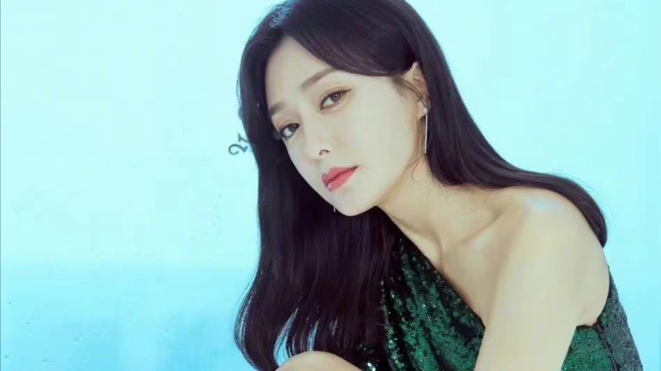 秦岚|秦岚这么穿太美了，一身绿色亮片连衣裙典雅迷人，长发披肩好温柔