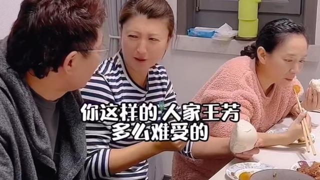 闫学晶|闫学晶与王为念聚餐，大口啃白馒头吃相接地气，毒打对方下手太狠