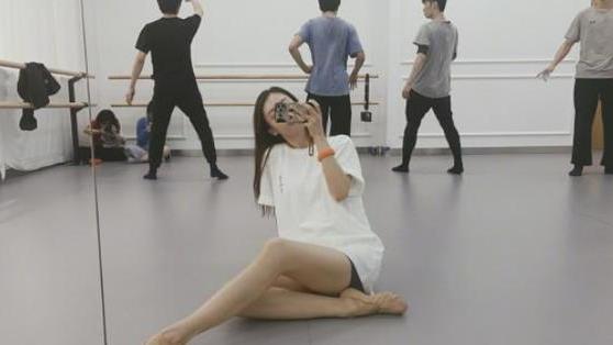 魏无羡|金晨晒出练舞照，大秀纤细美腿，腹肌引人注意