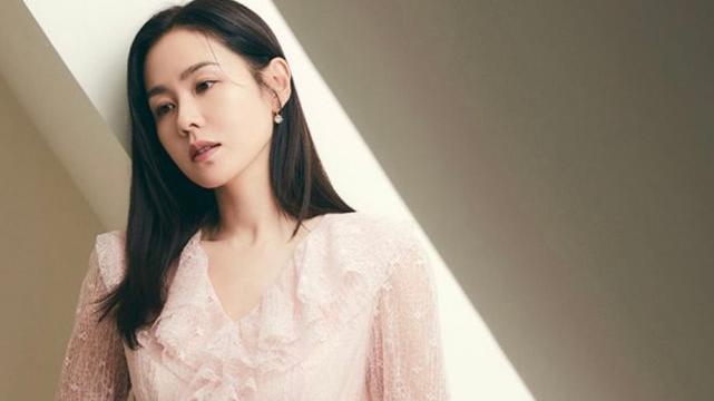 穿衣搭配|准新娘孙艺珍时尚大片太绝美！穿西装裙变身霸气女总裁，状态佳