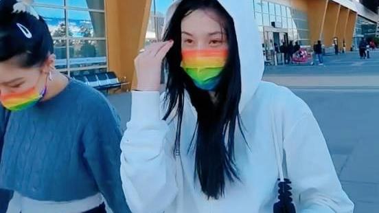 宋祖儿|宋祖儿在大理逛扎染店，被店长夸赞：人又美又有礼貌