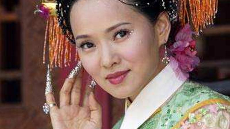 萧蔷|同是满头扇子，贾静雯经典，蔡少芬诡异，萧蔷正面惊艳背后惊吓