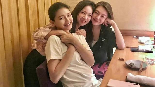 大S|45岁大S状态极佳，新婚滤镜加持，果然是人逢喜事精神爽