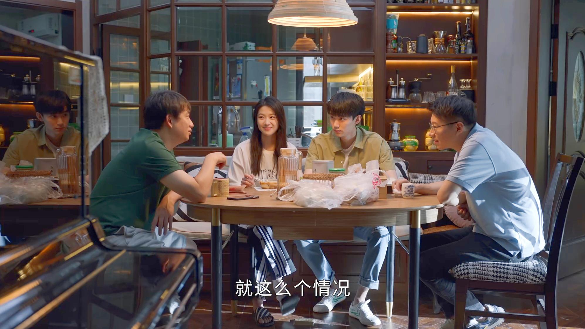 陈卓家的厨房更有看头，3㎡左右，纯靠4个设计做到小面积杂而不乱