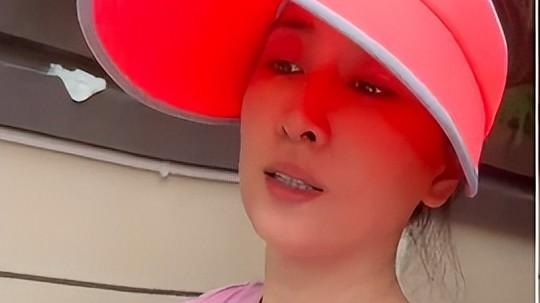 小姐姐|41岁马苏做家务浑身湿透！动作太大露肚皮，小腹平坦身材好