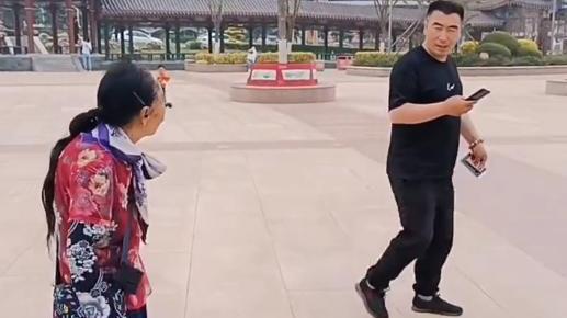 李玉成|李玉成一个人吃东西，用咸鸭蛋配大米饭，马玉琴疑似被孙子接走