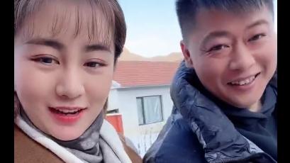 谢永强|乡爱王小蒙惹争议，戏外紧搂谢永强姿势太亲密，双方现实各有家庭