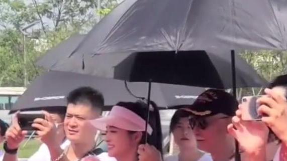 甄子丹|过气明星有多卑微？周洁琼让老戏骨给她撑伞，甄子丹成合影透明人