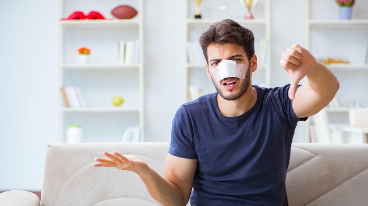 雄激素|鼻毛往外窜的男人，有何不同？变白的鼻毛，暗示了什么？涨知识了