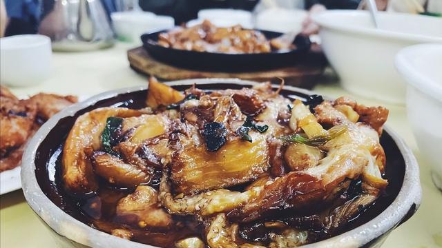 2个香港人来广东玩，在一家苍蝇小馆点了3道菜，结账时以为看花眼