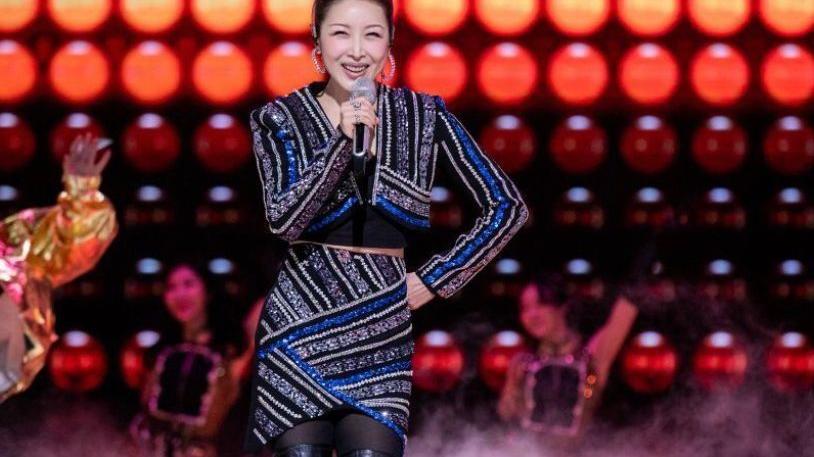 散粉 50岁孙悦高调复出，穿露腰装扎高马尾状态真好，靴子直接当裤子穿