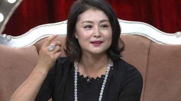 赵本山|赵本山心甘情愿捧她12年，她一生未孕，背后隐藏着什么？