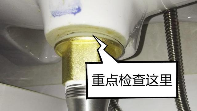 卫生间地面莫名其妙一滩水，物业来了七八次，终于找到问题的根源