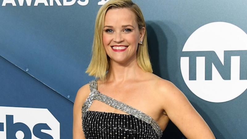 斯嘉丽|黑寡妇露胃装挑性感极限，女星肩带玩游戏，不戴珠宝首饰同样亮眼