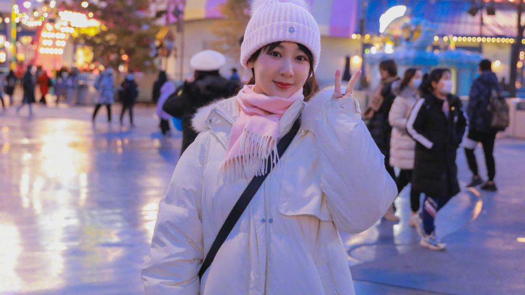 杨紫|杨紫晒环球影城游客照，打扮时尚宛如少女，第一件事居然是吃饭