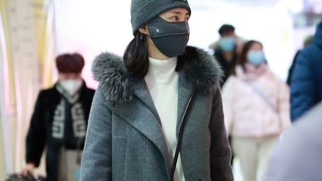 蒋勤勤|46岁蒋勤勤低调现身机场，黑眼圈暴露年龄，帮妈妈整理衣领太温馨