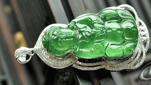 翡翠手镯|翡翠手镯的魅力，就在于其低调而不奢华，内敛但不浮夸