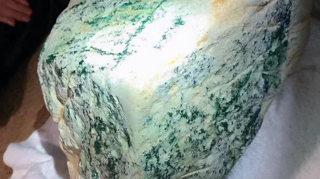 翡翠|“中国赌石第一案”：8000万的翡翠原石秒变“400万”，双方各执己见