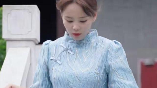 社交平台|沉寂十日，熊磊再现身！蓝色旗袍气质满满，深情配文引热议