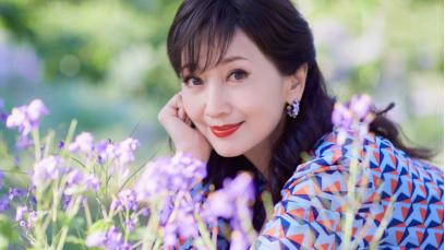 赵雅芝|不老女神“赵雅芝”晒近照，身穿碎花裙好似少女，笑起来可真甜