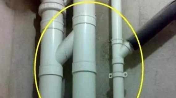 工人用这种“玩意儿”包水管，太实用了，住几十年没噪音问题