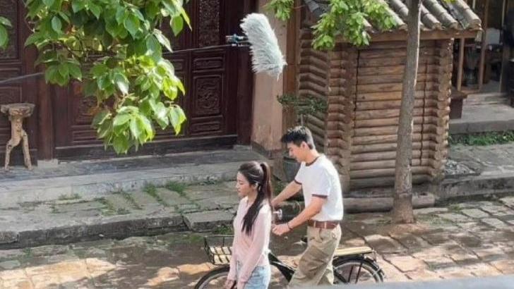 刘亦菲|刘亦菲新剧路透，与李现cp感满满，粉色卫衣尽显少女感