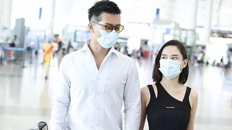 窦骁|赌王千金何超莲和男友窦骁现身机场，全程十指紧扣，眼神满是爱意！