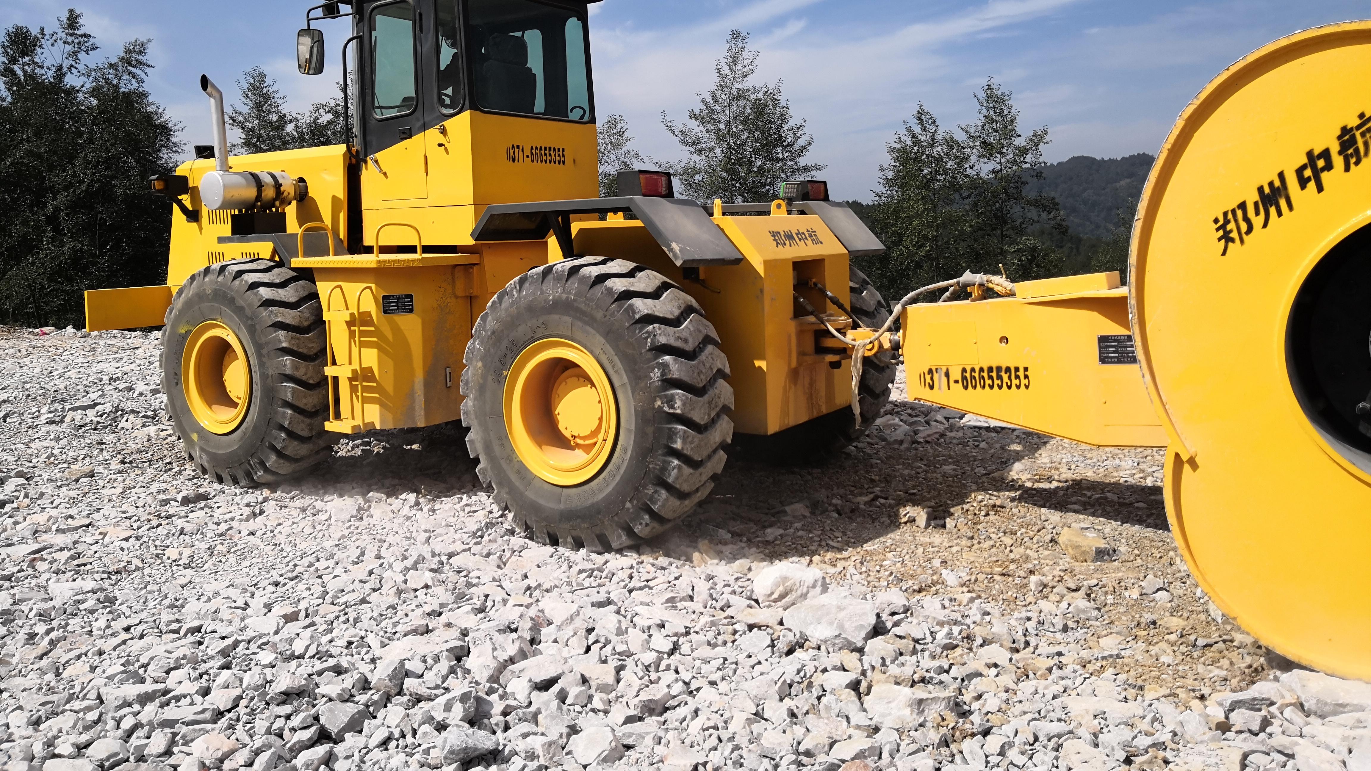 冲击式压路机有什么用？yct25冲击碾压机在水泥土路面如何施工？