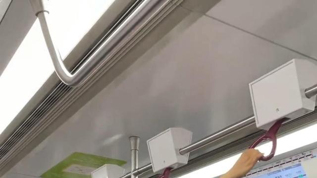 大米 一位女子在车厢里转呼啦圈，事后回应：我要减肥没有时间运动