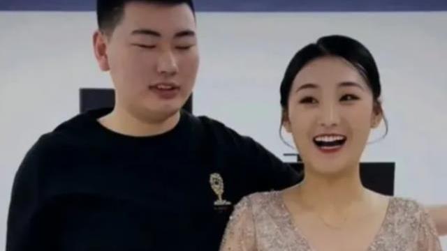 陈亚男|离婚3个月后，网传陈亚男新恋情曝光，被男友揽怀里娇羞地捂嘴笑